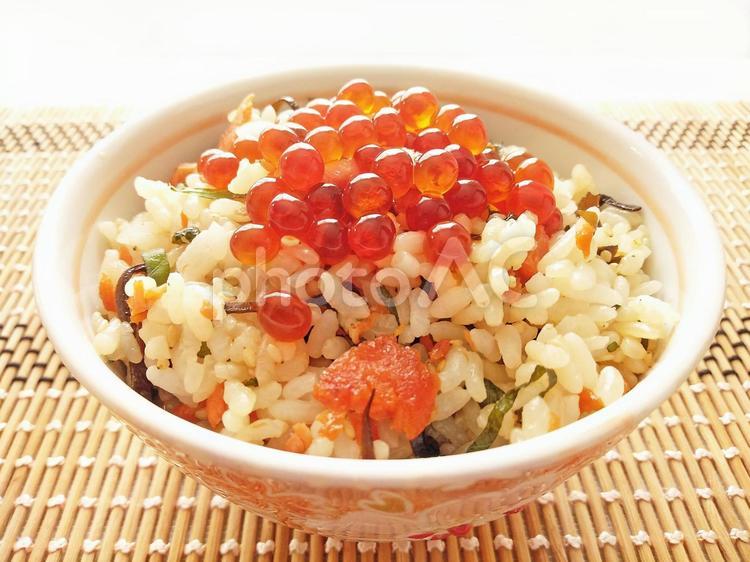 鮭の混ぜご飯　イクラ乗せ 鮭,混ぜご飯,いくらの写真素材