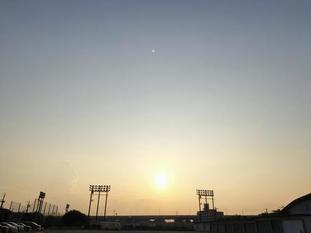 夕暮れ時の学校のグラウンドの写真