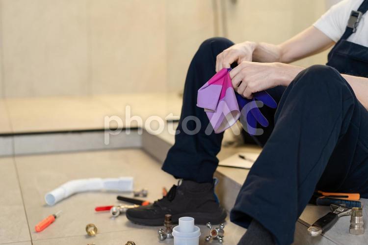 ゴム手袋を待ち座る人の手元 工具,パーツ,座るの写真素材