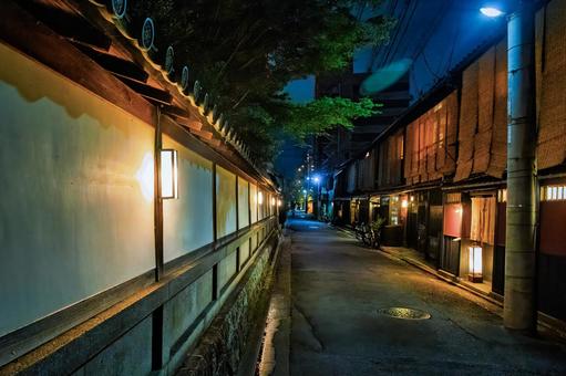 京都、宵闇に浮かぶ風情ある路地、押小路通 京都、宵闇に浮かぶ風情ある路地、押小路通 京都,日本,夜景の写真素材