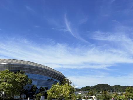 アリーナと刷毛雲の青空 青空,巻雲,建物の写真素材