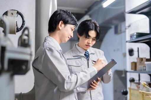 設備点検をする作業員のビジネスマン 作業服,点検,検査の写真素材