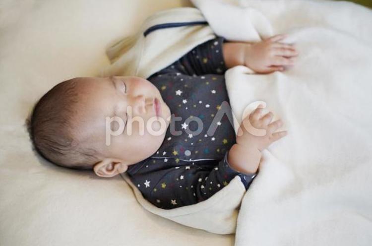 寝る5ヶ月目の赤ちゃん 赤ちゃん,子供,子どもの写真素材