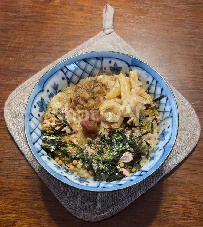オートミールと鰹節のレンチンなどの茶碗飯 茶碗飯,オートミール,鰹節の写真素材