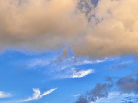 ピンク色の雲のある夕空の写真
