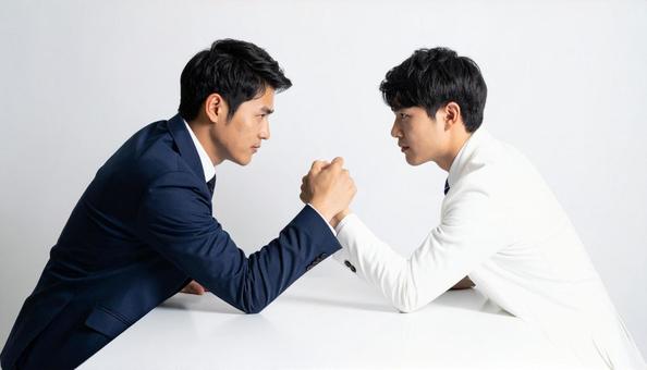 ライバル　 腕相撲で勝負するビジネスマンの写真
