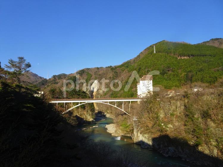 旅の宿から見た風景 青空,山,橋の写真素材