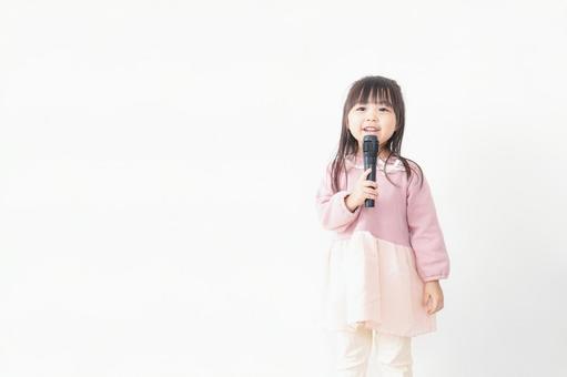 マイクを使う子供 乳児,白背景,歌の写真素材