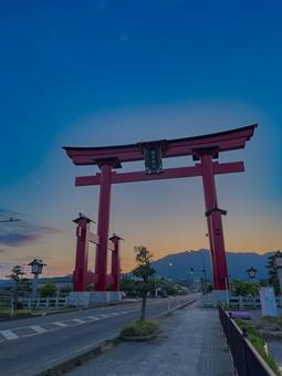 夕暮れに染まる彌彦神社大鳥居 鳥居,彌彦神社,大鳥居の写真素材