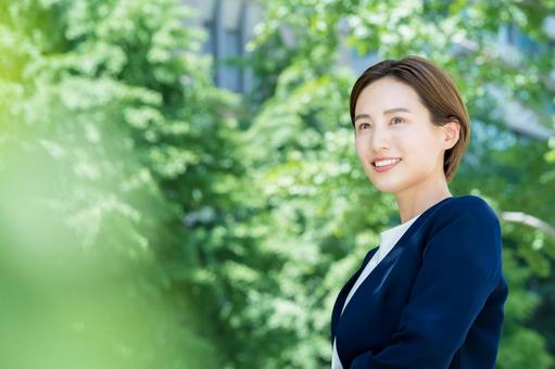 Woman looking up at the sky (business woman), una mujer de negocios, la cara sonriente, buscar, JPG