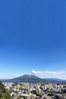 噴煙をあげる桜島 噴煙をあげる桜島の写真