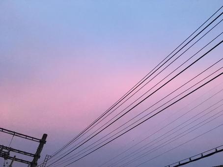 黄昏時の空と送電線 黄昏時の空と送電線の写真