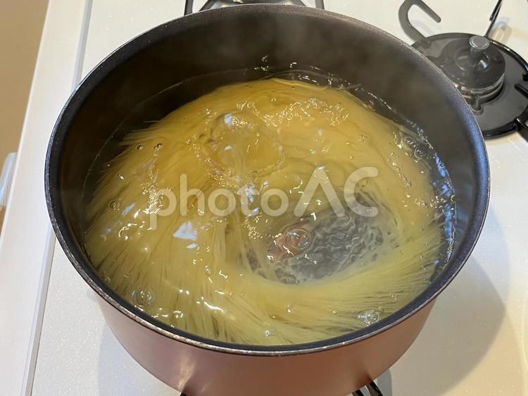 パスタを茹でる（麺が沈んだところ） パスタ,スパゲッティー,茹でるの写真素材