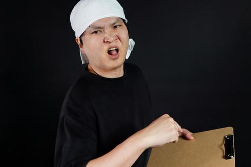 怒る作業員の男性 怒る作業員の男性の写真