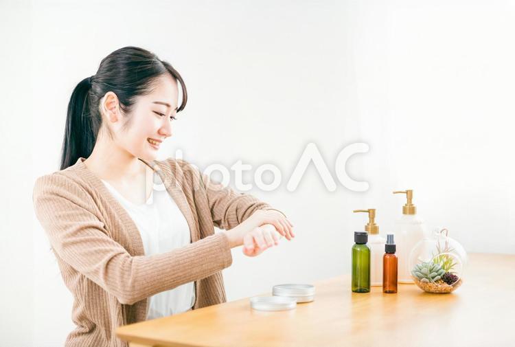 保湿クリームを使う女性（腕） クリーム,ナイトクリーム,オールインワンの写真素材
