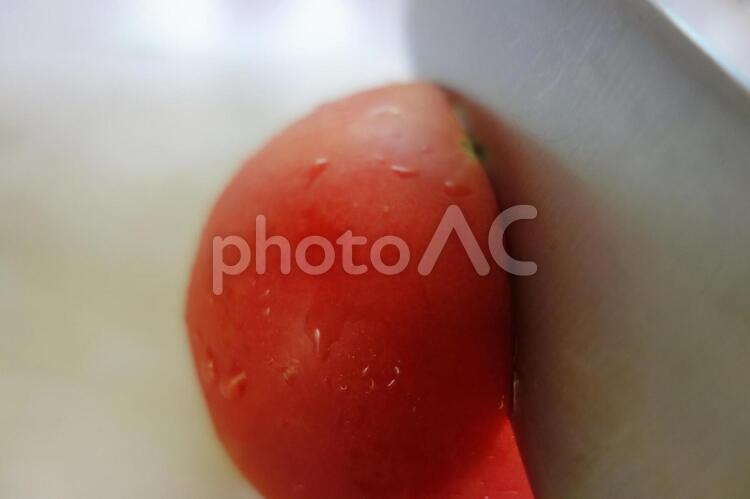 トマトを切る トマト,切る,包丁の写真素材