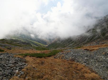 農鳥岳山頂付近からの景色 農鳥岳山頂付近からの景色 農鳥岳,霧,白根三山の写真素材