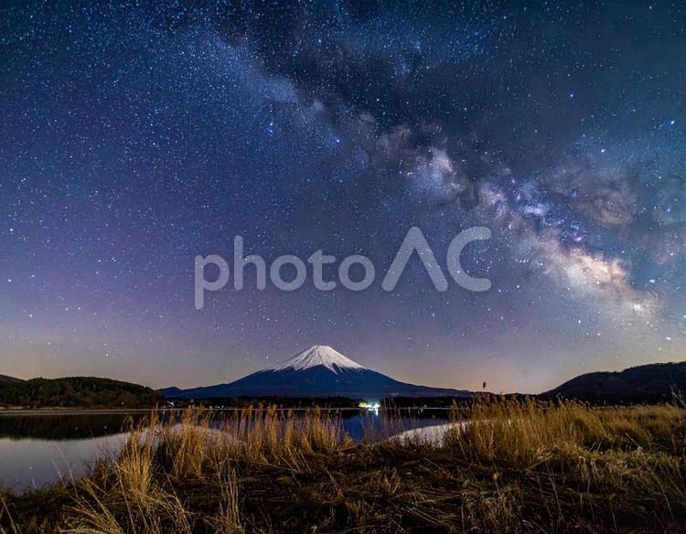 山の上の天の川と湖 天の川,星空,峠の写真素材