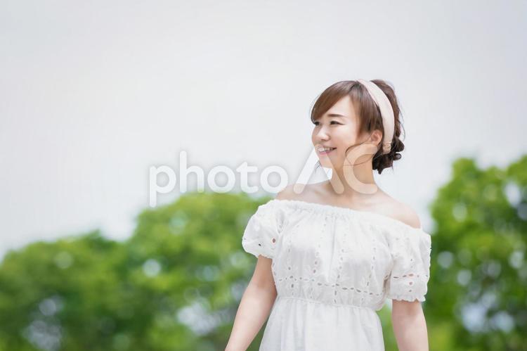 緑の中にいる女性 女性,デート,彼女の写真素材