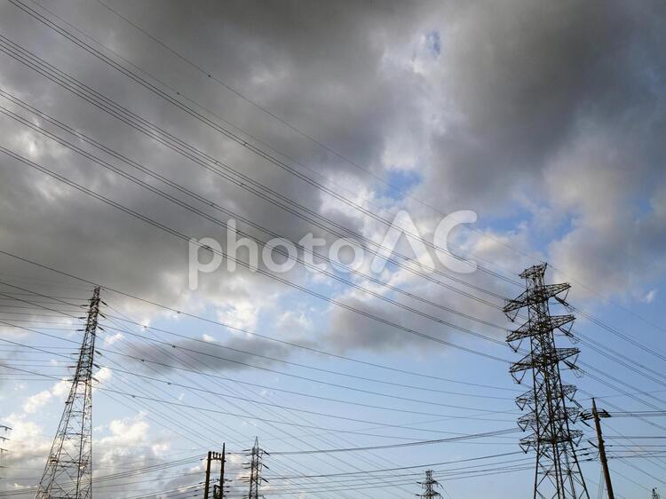 鉄塔がある風景 送電線,電線,電気の写真素材