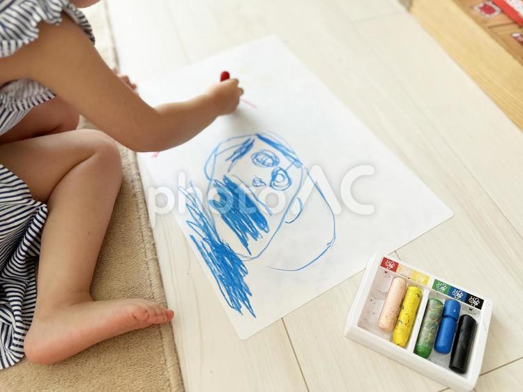 クレヨンでお絵描きする子ども クレヨン,子ども,お絵描きの写真素材