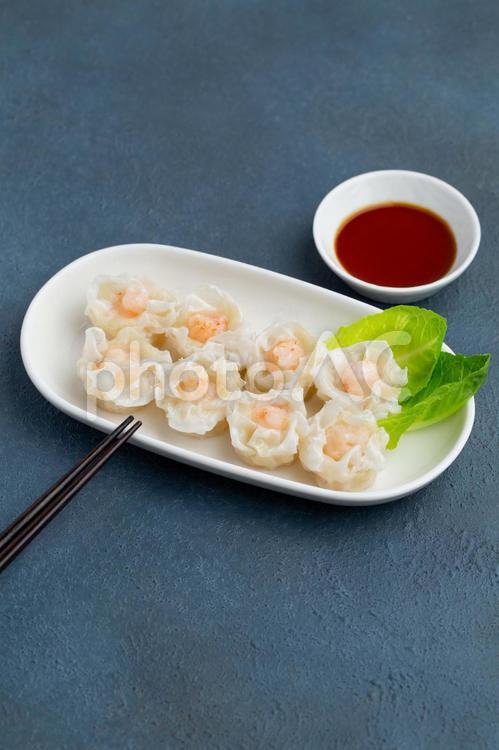 海老焼売（エビシュウマイ）と箸 焼売,シュウマイ,海老の写真素材