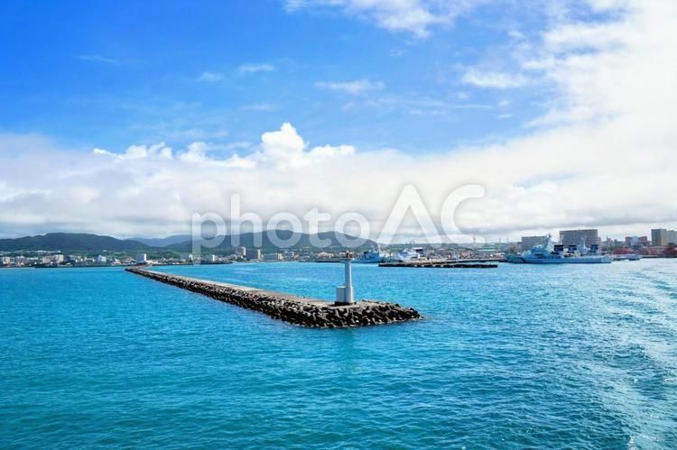 沖縄・石垣港と町並み 石垣島,港湾,船の写真素材