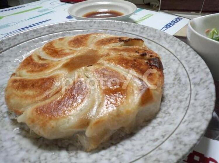 手作り羽根付き餃子 餃子,羽根付き餃子,中華料理の写真素材