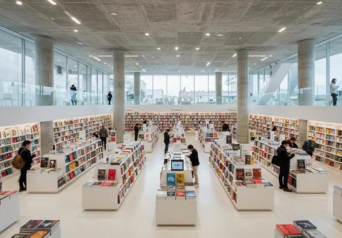 広い大型本屋の店内の写真