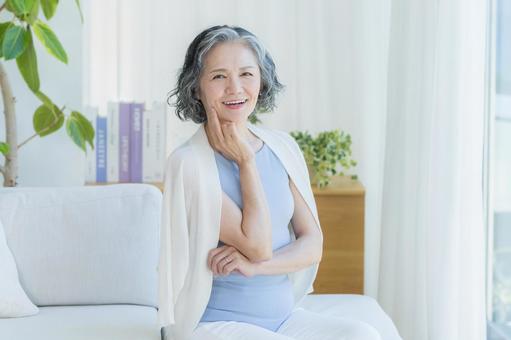 スキンケアをするシニア女性 美容,シニア,笑顔の写真素材