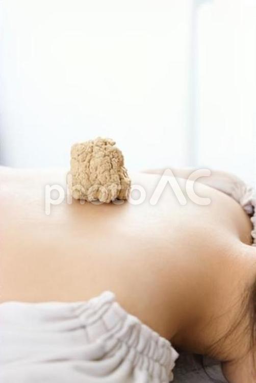 鍼灸院で女性の背中に置かれた大きなお灸 灸,お灸,背中の写真素材