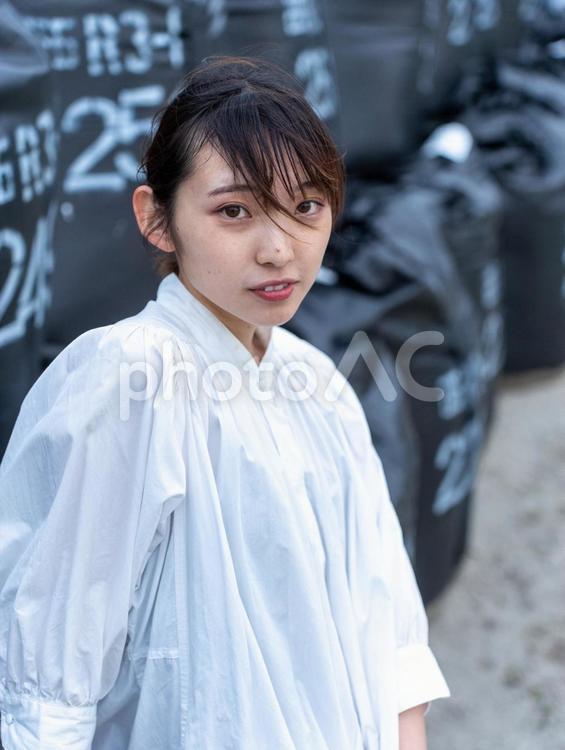軽石の入った袋の前で 土のう,袋,かるいしの写真素材