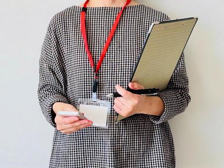 スマホを操作する女性の調査員 女性,仕事,調査員の写真素材