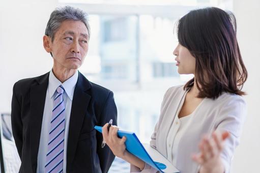 秘書と会話をするVIP 秘書と会話をするVIP サポート,受付,案内の写真素材