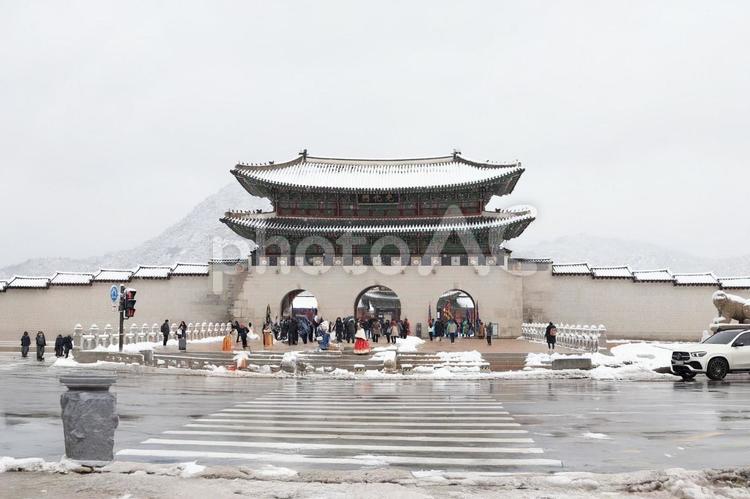 雪が積もった韓国の景福宮 冬,ソウル,韓国の写真素材