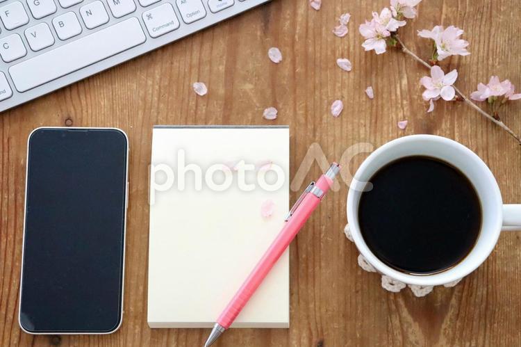 ＰＣとスマホとメモ帳と桜　春のイメージ パソコン,スマホ,デスクワークの写真素材