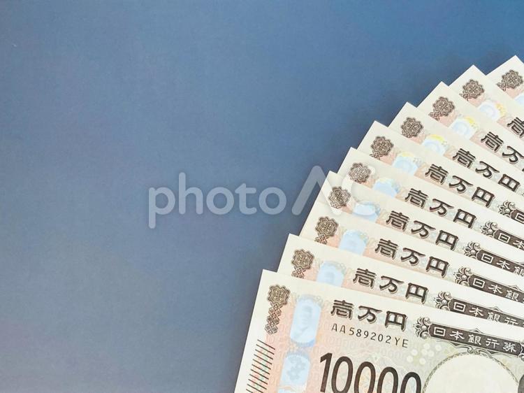 お金（青系背景、コピースペースあり） お金,紙幣,キャッシュの写真素材