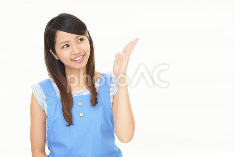案内する笑顔の女性 女性,女,主婦の写真素材