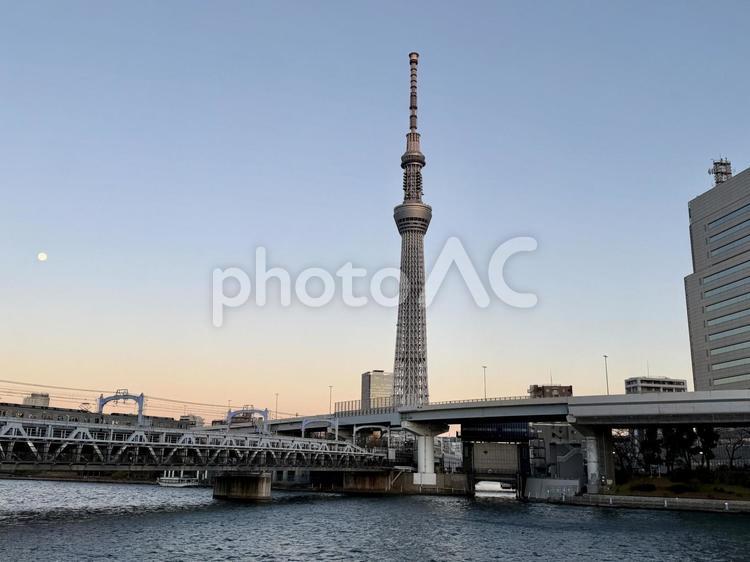 夕方の隅田公園　隅田川越しの景色 夕焼け,川,快晴の写真素材