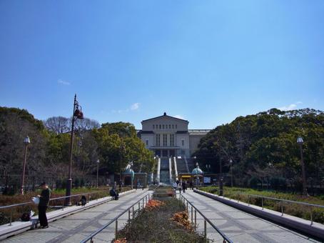 In the connecting passage in front of the Osaka Municipal Museum of Fine Arts, JPG In the connecting passage in front of the Osaka Municipal Museum of Fine Arts, JPG