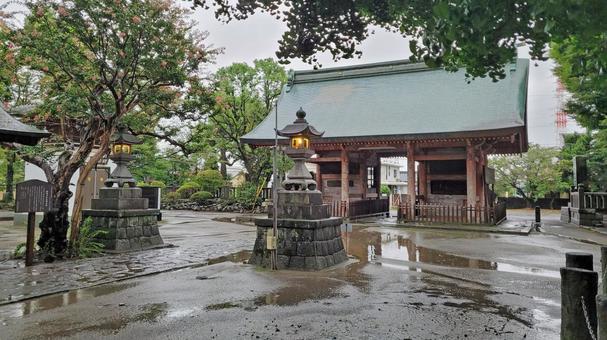 坂東33観音 05番 勝福寺 雨天の境内 坂東33観音 05番 勝福寺 雨天の境内の写真