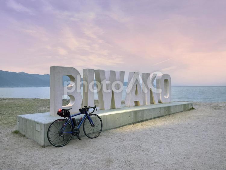 夕暮れどきのBIWAKOモニュメント biwakoモニュメント,記念碑,琵琶湖の写真素材