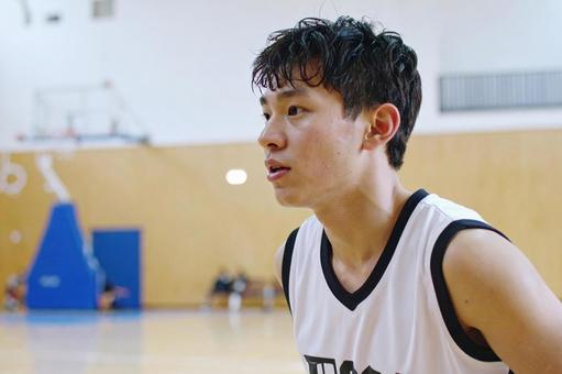 バスケットボールの練習をする男子大学生 バスケットボールの練習をする男子大学生の写真