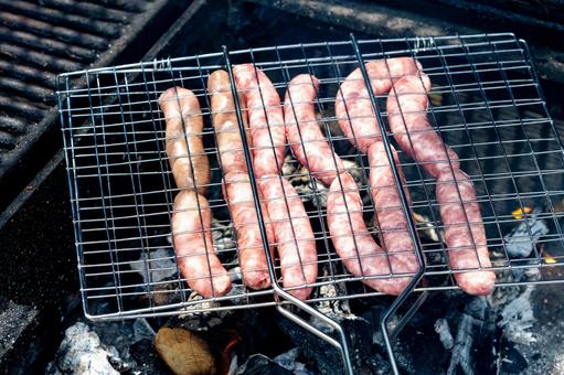 網に挟まれてたソーセージ ソーセージ,焼く,バーベキューの写真素材