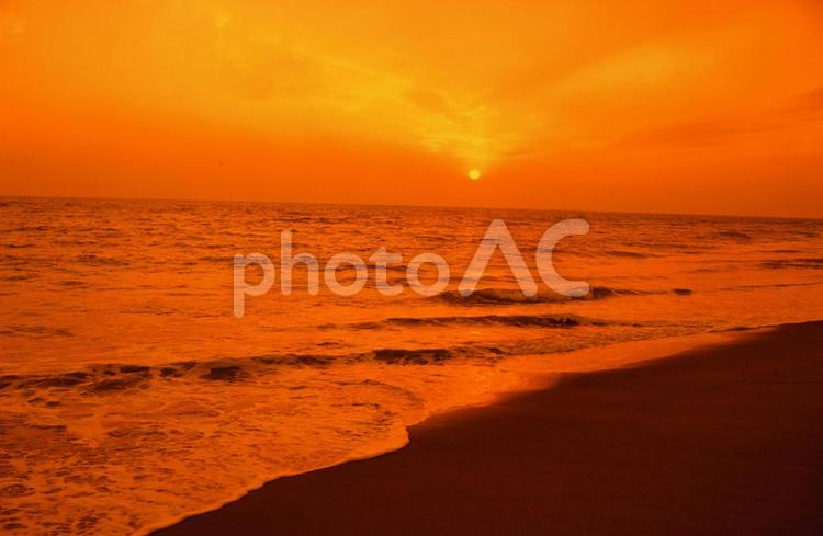 陽が落ちる前の海の夕景 海,日暮れ,夕景の写真素材