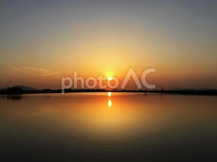 夕暮れ　池 夕暮れ,夕陽,太陽の写真素材