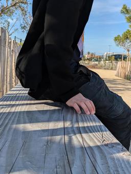 ベンチで待つ人 ベンチで待つ人 待ち人,待つ,人の写真素材