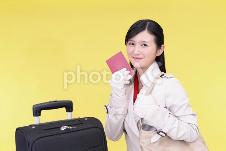 パスポートを持つ笑顔の女性 女性,女,旅行の写真素材