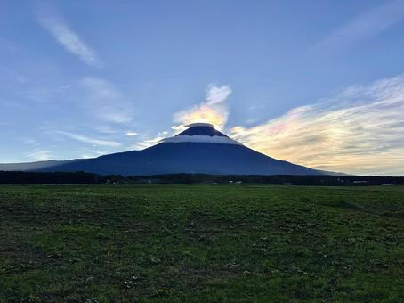 国道139号線から見る富士山と雲 国道139号線から見る富士山と雲 富士山,彩雲,雲の写真素材