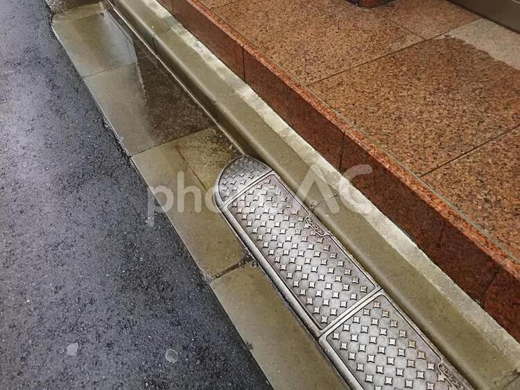 雨で滑る危険な段差　 何人もありません,舗装,都市部の写真素材